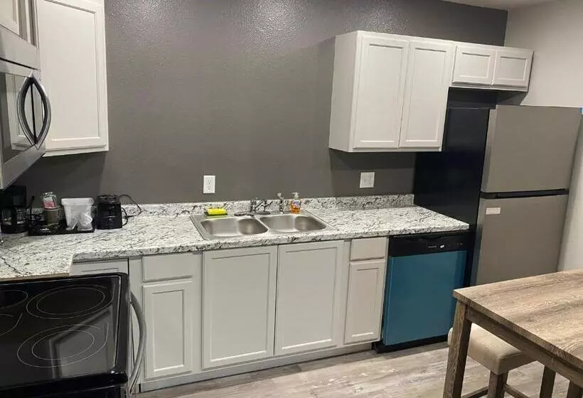 モーテル Ozark Inn & Suites