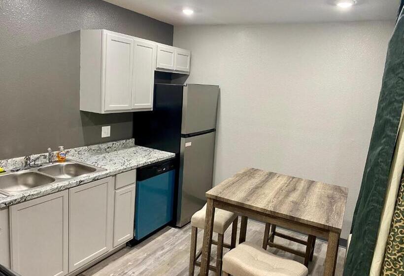 מוטל Ozark Inn & Suites