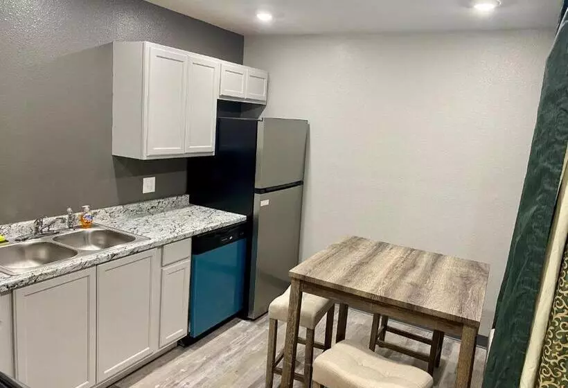 モーテル Ozark Inn & Suites