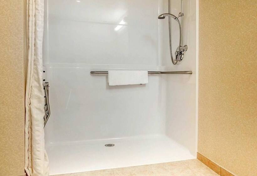 Отель Comfort Inn & Suites Creswell