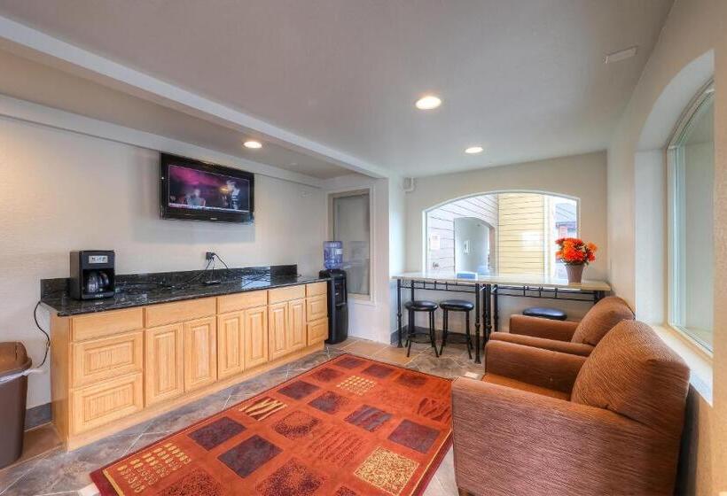 Отель Knights Inn Newport