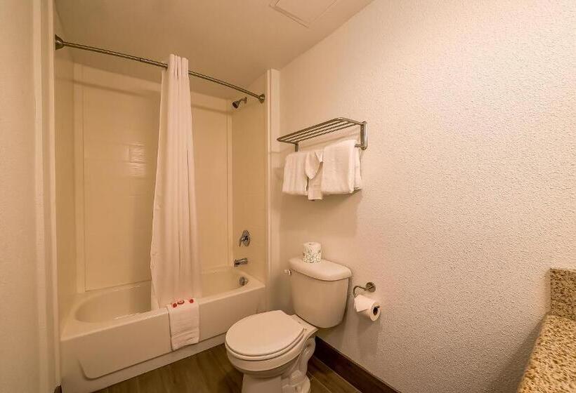 Отель Knights Inn Newport