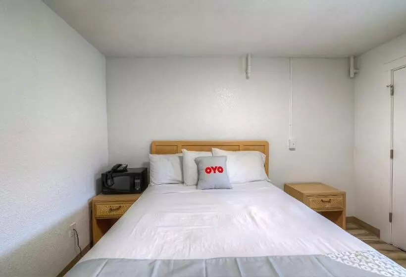 Отель Knights Inn Newport