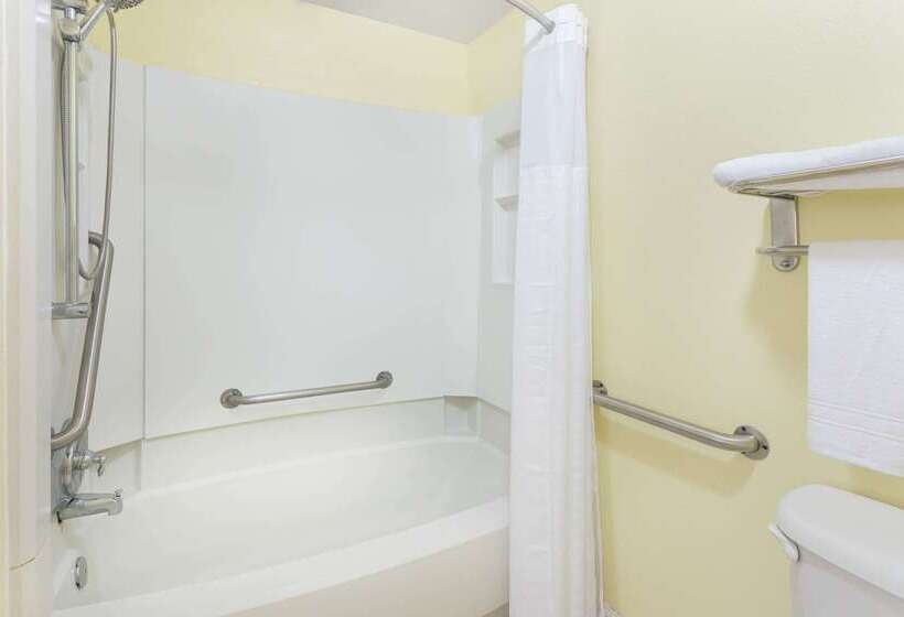 فندق Super 8 By Wyndham Kingsland I 95 Naval Base Area