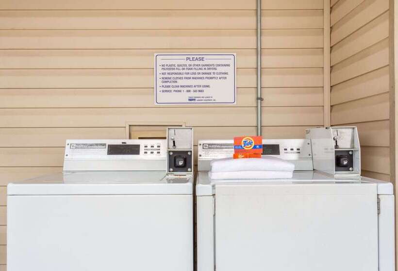 בית מלון כפרי Super 8 By Wyndham Monticello