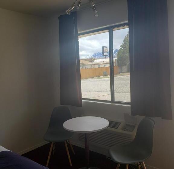 מוטל The Atomic Blue Motor Inn