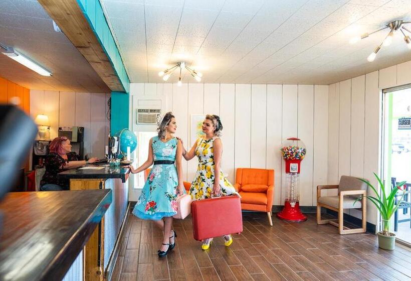 מוטל The Atomic Blue Motor Inn