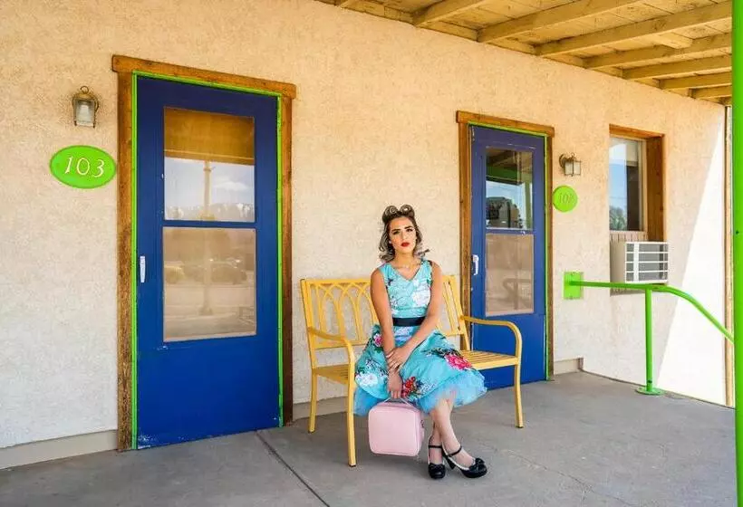 Мотель The Atomic Blue Motor Inn