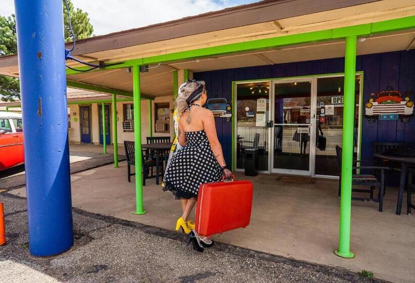 מוטל The Atomic Blue Motor Inn