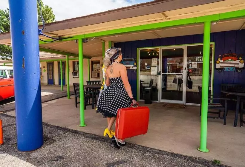 Мотель The Atomic Blue Motor Inn