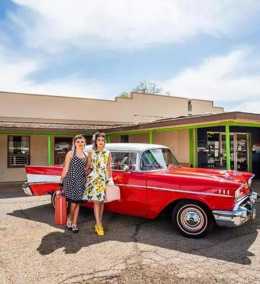 Мотель The Atomic Blue Motor Inn