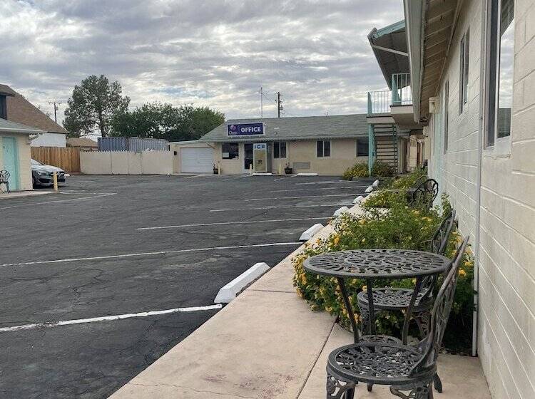 בית מלון כפרי Howard Johnson By Wyndham Ridgecrest, Ca