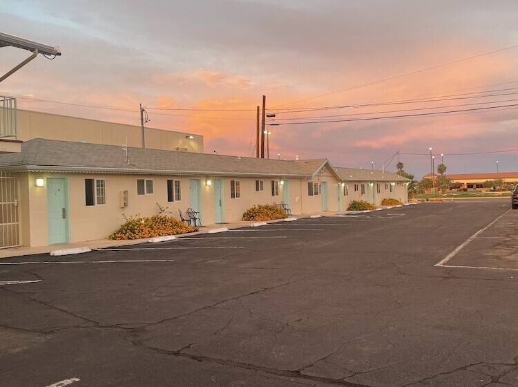 בית מלון כפרי Howard Johnson By Wyndham Ridgecrest, Ca