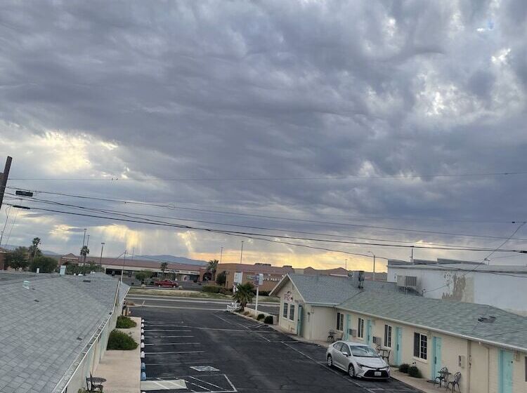 בית מלון כפרי Howard Johnson By Wyndham Ridgecrest, Ca