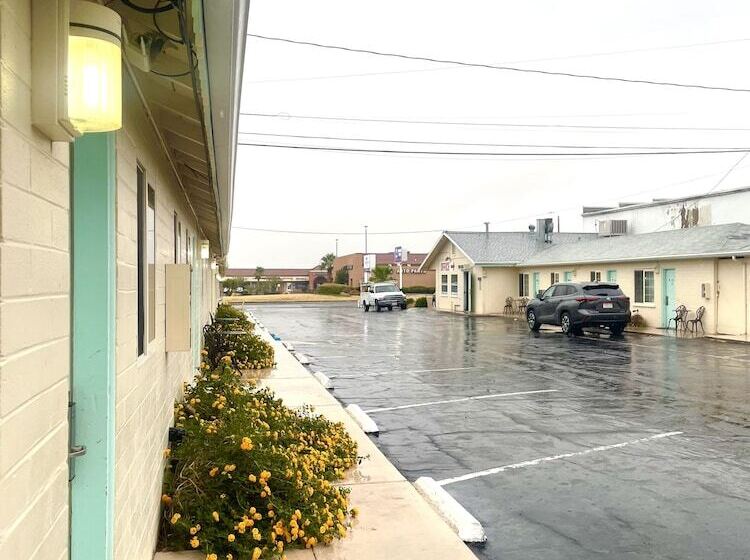 בית מלון כפרי Howard Johnson By Wyndham Ridgecrest, Ca