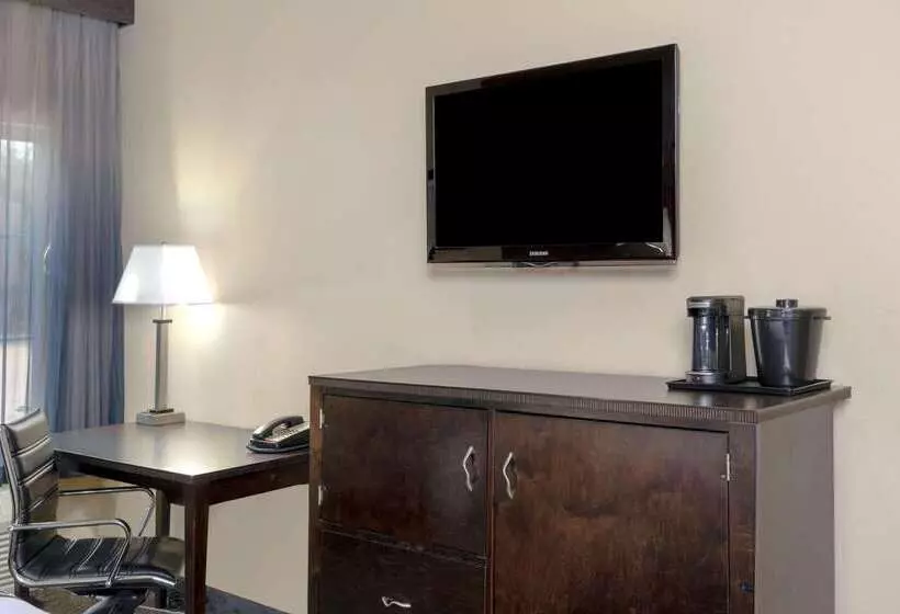 هتل La Quinta By Wyndham Houston Energy Corridor