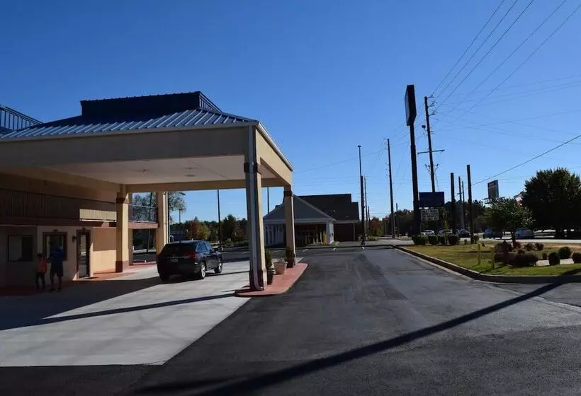 Отель Royal Inn & Suites