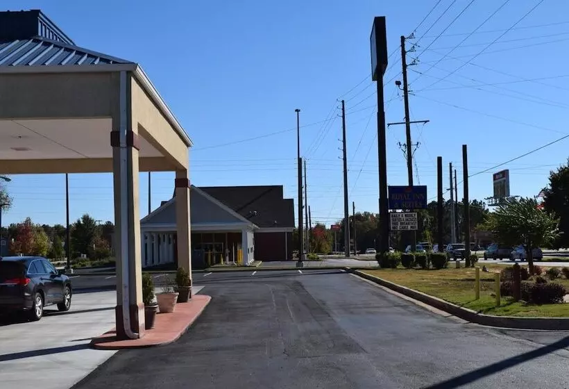 Отель Royal Inn & Suites