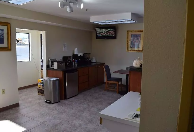 Отель Royal Inn & Suites