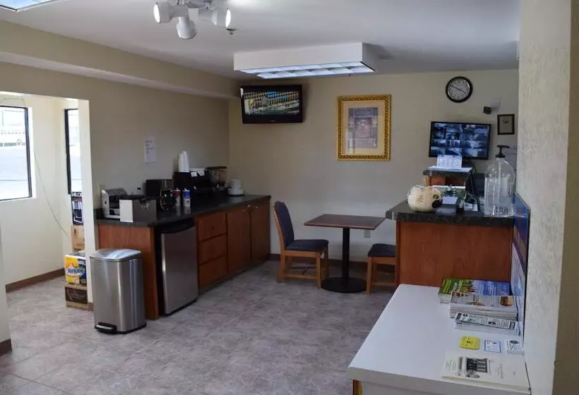 Отель Royal Inn & Suites