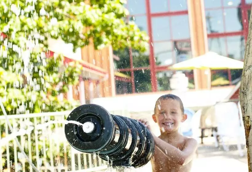 Hotelli Grand Country Waterpark Resort
