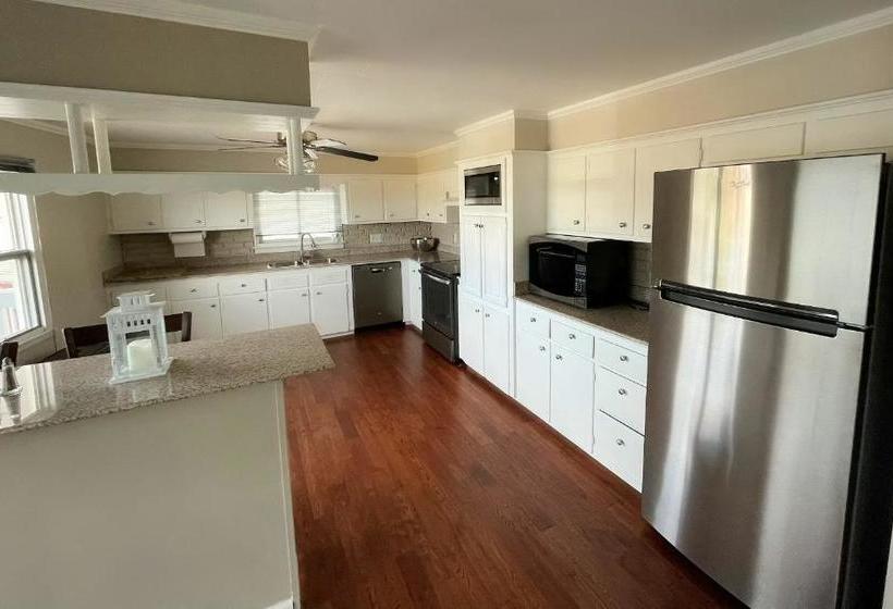 בית מלון כפרי The Delton