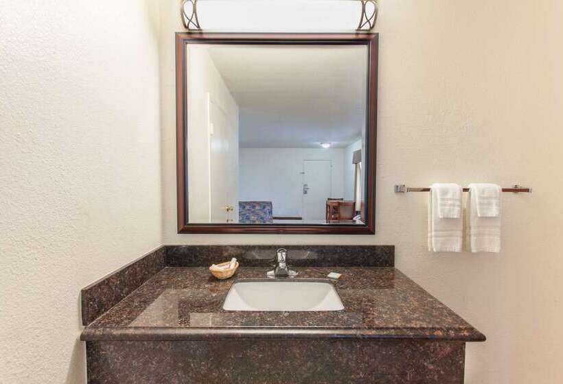 Отель Travelodge By Wyndham Hemet Ca