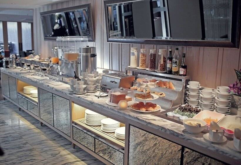 Отель Arcadia Suites Bangkok