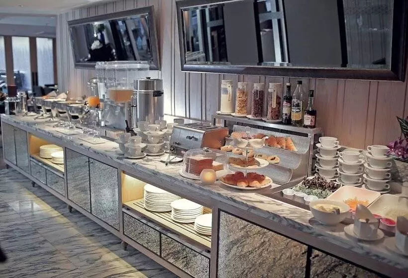 Отель Arcadia Suites Bangkok