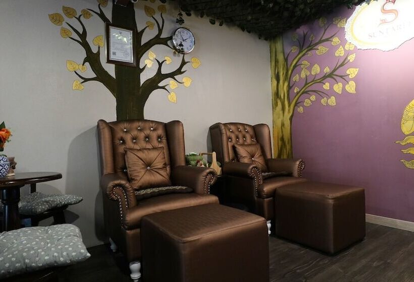 Отель Arcadia Suites Bangkok