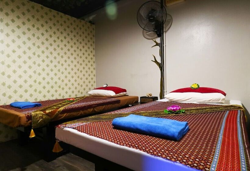 Отель Arcadia Suites Bangkok