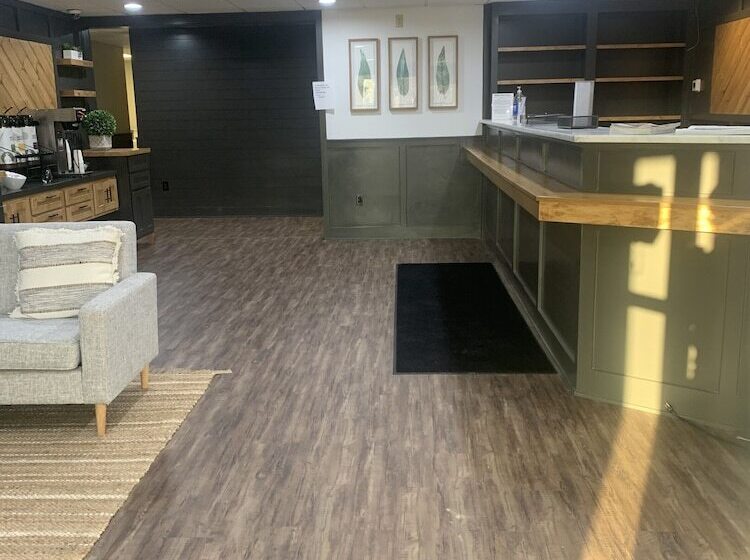 Szálloda Commodore Perry Inn And Suites