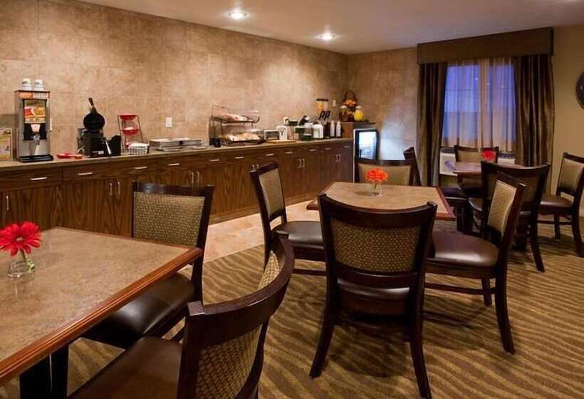 Отель Grandstay Inn & Suites Of Luverne