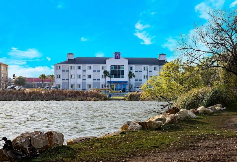 Motel 6eagle Pass, Tx  Lakeside