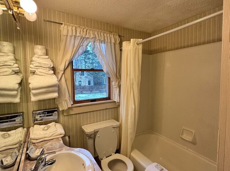 מוטל Maple Leaf Inn Lake Placid