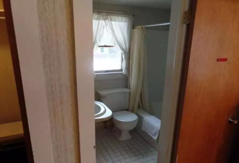 Мотель Maple Leaf Inn Lake Placid