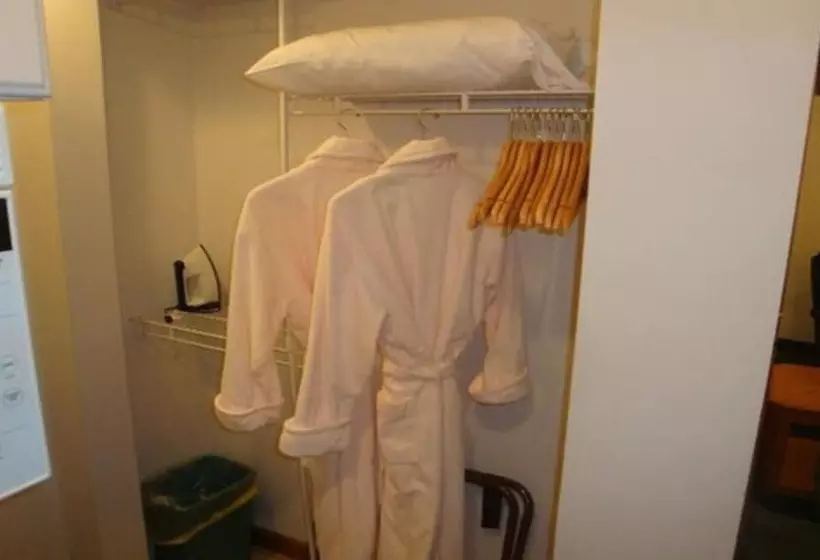 Мотель Maple Leaf Inn Lake Placid