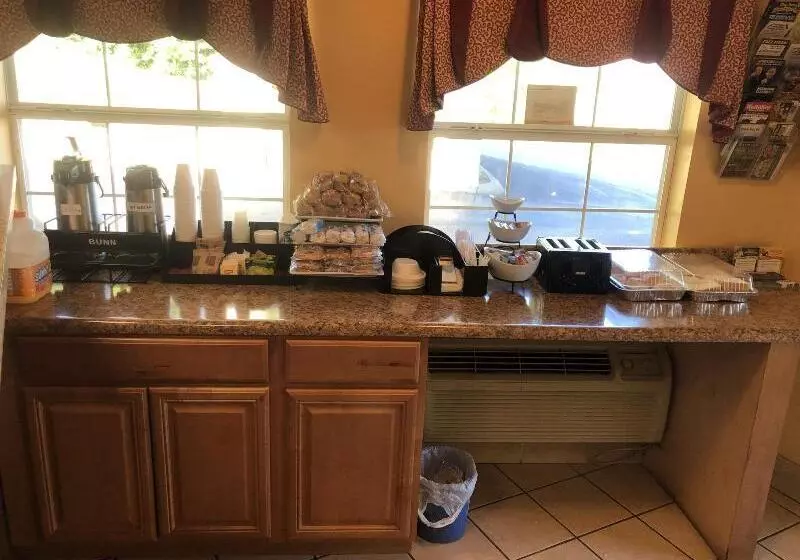 汽车旅馆 Smoky View Inn