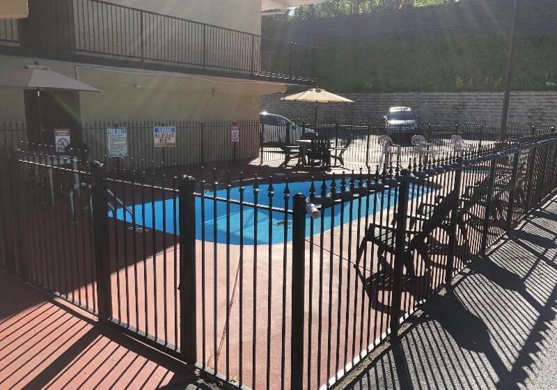 モーテル Smoky View Inn