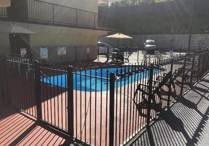 汽车旅馆 Smoky View Inn