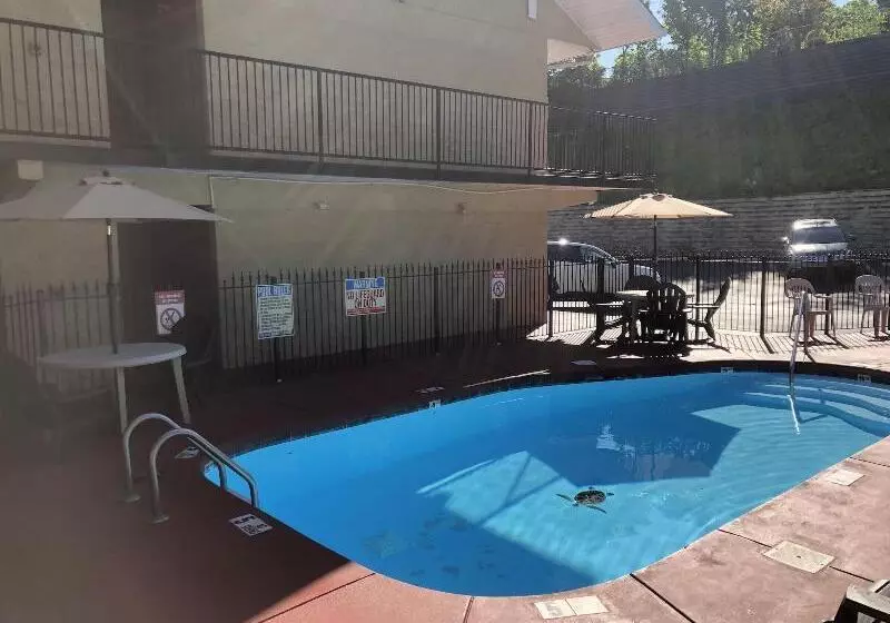 汽车旅馆 Smoky View Inn