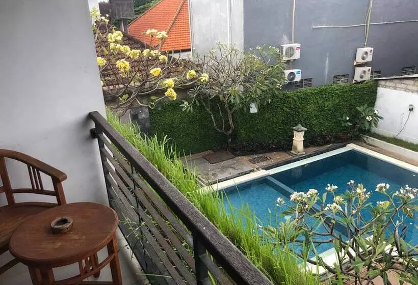 ホテル Reddoorz Near Jimbaran Beach 2