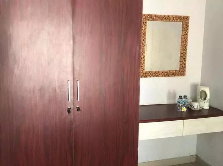 ホテル Reddoorz Near Jimbaran Beach 2
