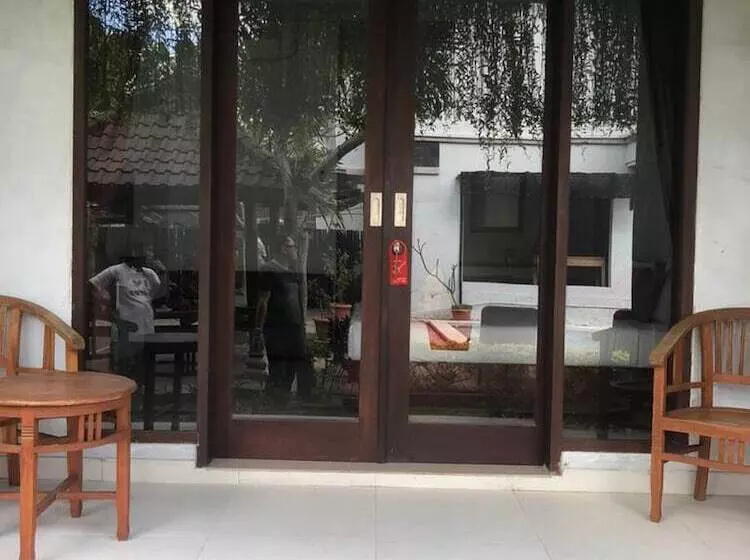 ホテル Reddoorz Near Jimbaran Beach 2