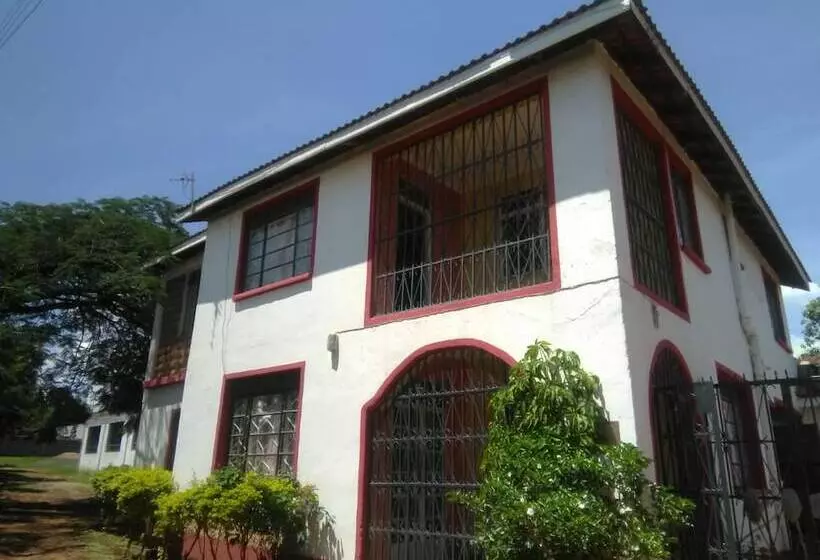 پانسیون Robert's Village Inn