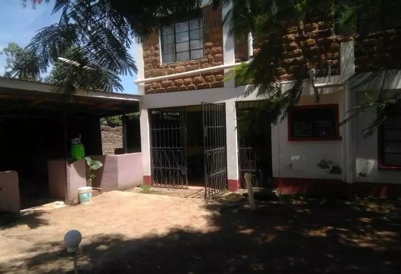 پانسیون Robert's Village Inn