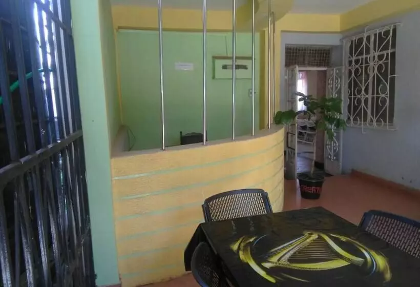 پانسیون Robert's Village Inn