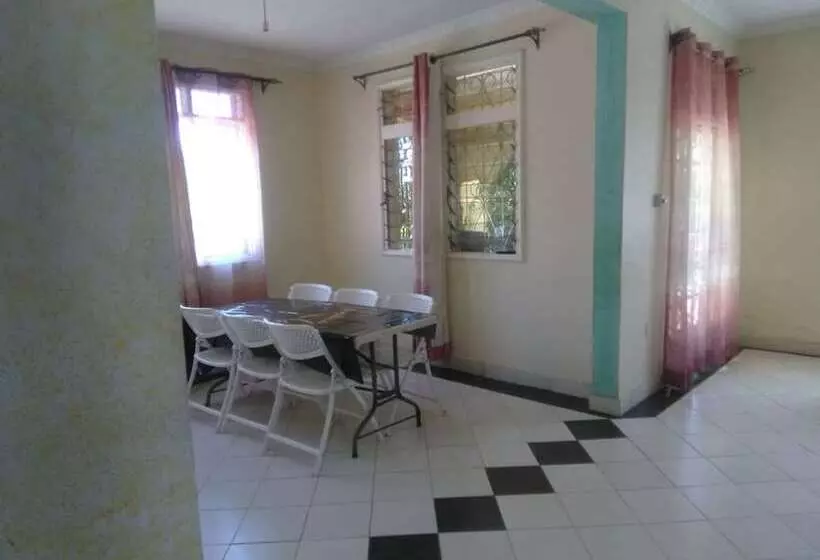 پانسیون Robert's Village Inn