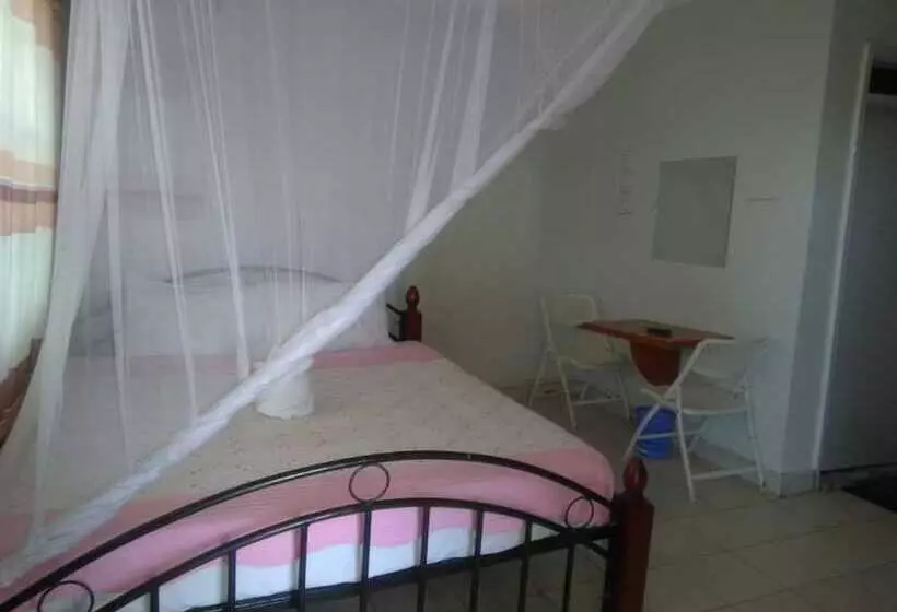 پانسیون Robert's Village Inn