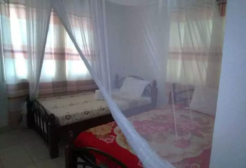 پانسیون Robert's Village Inn